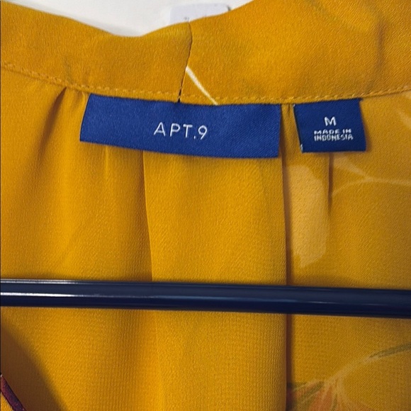 EUC Women’s Apt. 9 Sleeveless Blouse with Front Tie - Picture 2 of 5